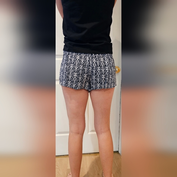 KIRRA soft flowing Shorts in Size L Black & White Model 6'1" - Picture 2 of 7
